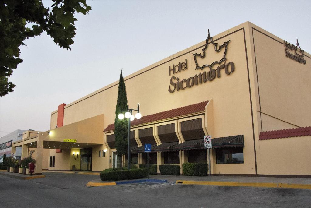 een winkel voor een winkelcentrum bij Hotel Sicomoro in Chihuahua