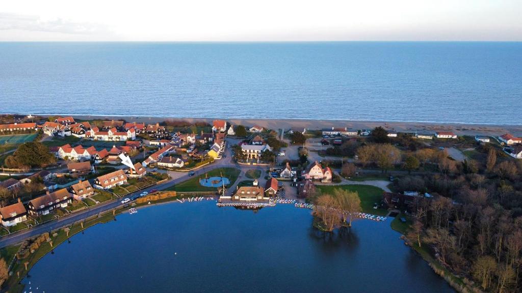 Sanctuary House - A lovely lake front large family house in Thorpeness - by Aldeburgh Coastal Cottages