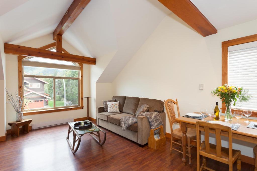 Posezení v ubytování Pemberton Valley 1 bedroom suite king size bed free parking WIFI cable TV