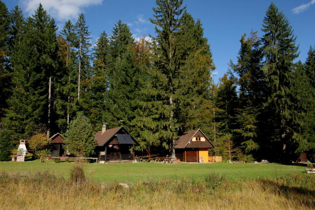 una cabaña en medio de un campo con árboles en Fikfak cottage en Bled