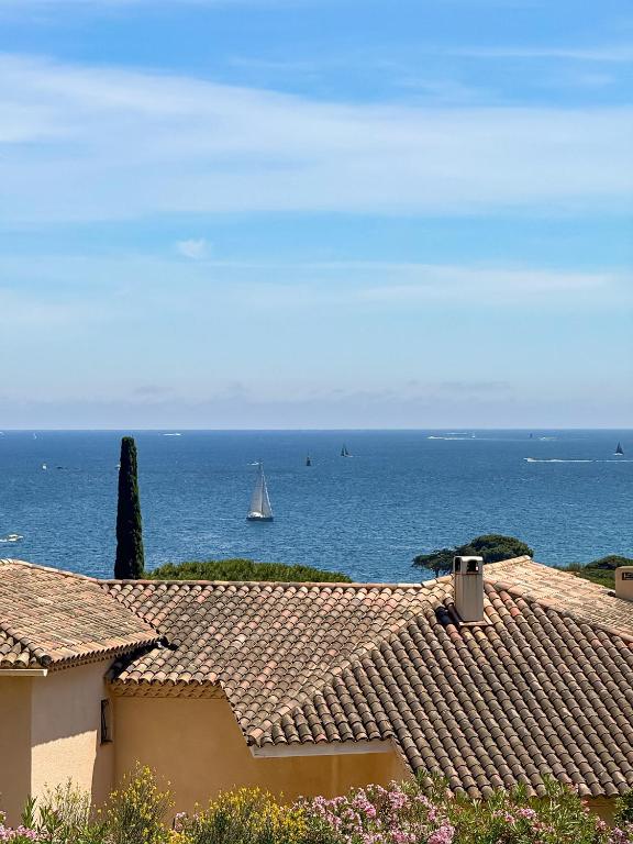 Studio vue mer panoramique, accès plage, piscine