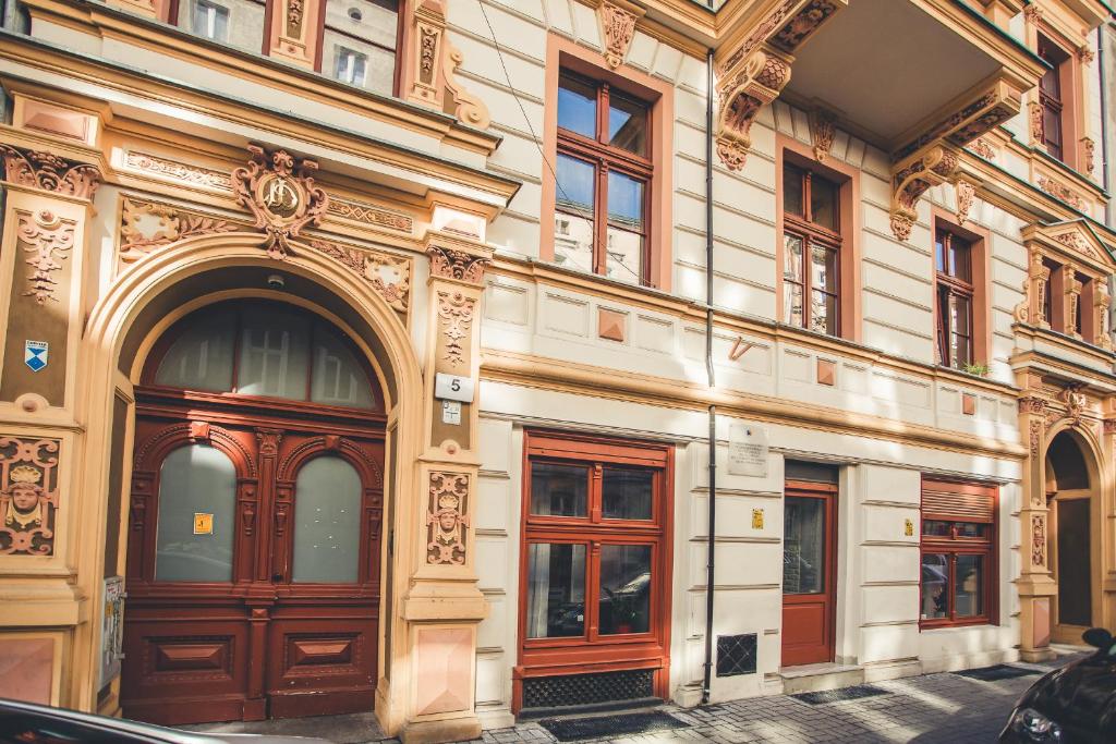 stary budynek z dużymi drewnianymi drzwiami w obiekcie Best Studio we Wrocławiu