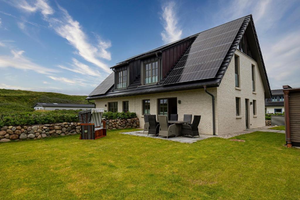 a house with solar panels on the roof at Doppelhaushälfte Strandgut 4 in Sylt
