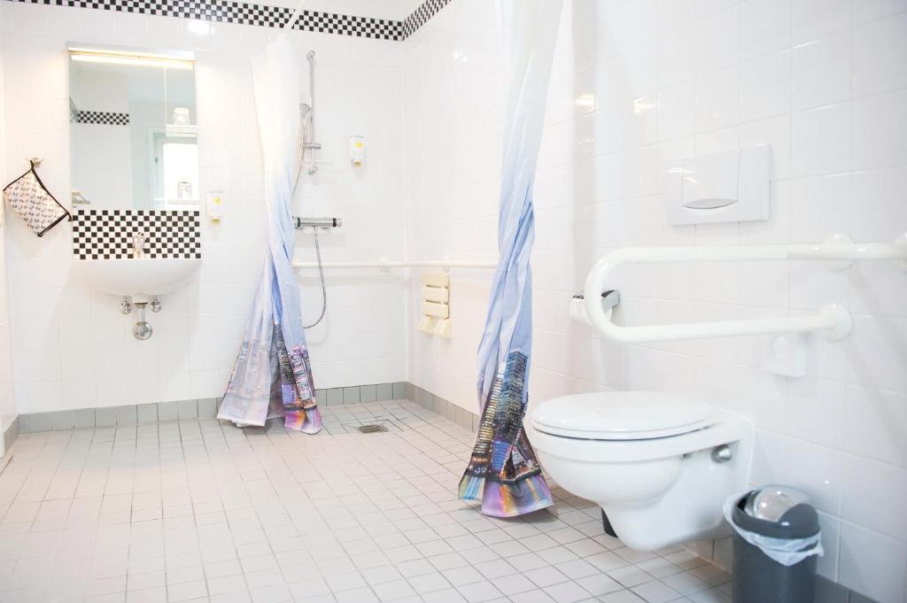 Koupelna v ubytování BlnCty Hotel