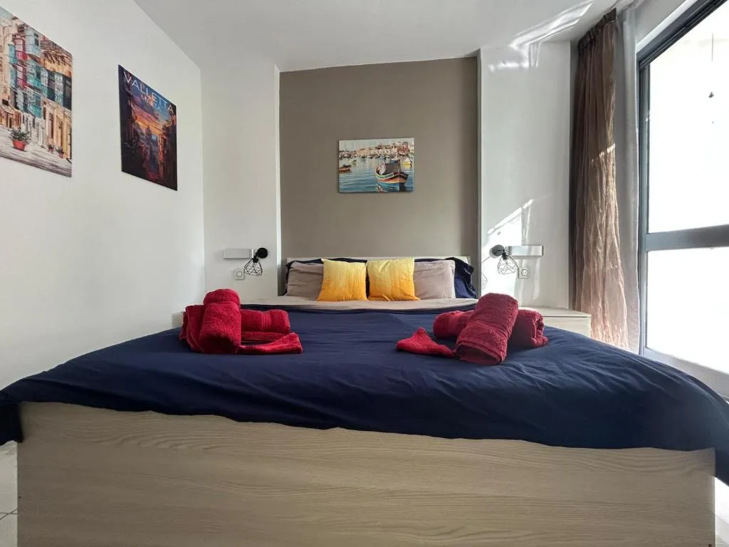 The Comfy Stay Apartment-2 Bedroom, Near Shops, Restaurants & Bus Stop