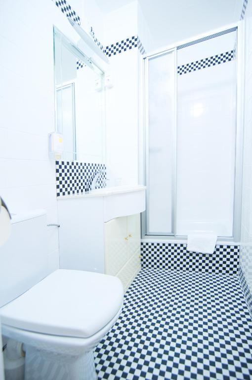 Koupelna v ubytování BlnCty Hotel