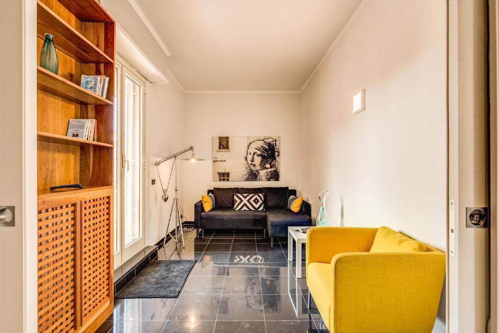 ローマにあるIl Loft Di Margotのリビングルーム(黄色い椅子、ソファ付)