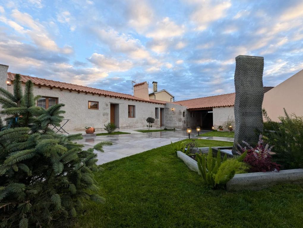 a courtyard of a house with a garden at Casinhas do Penedo in Canelas