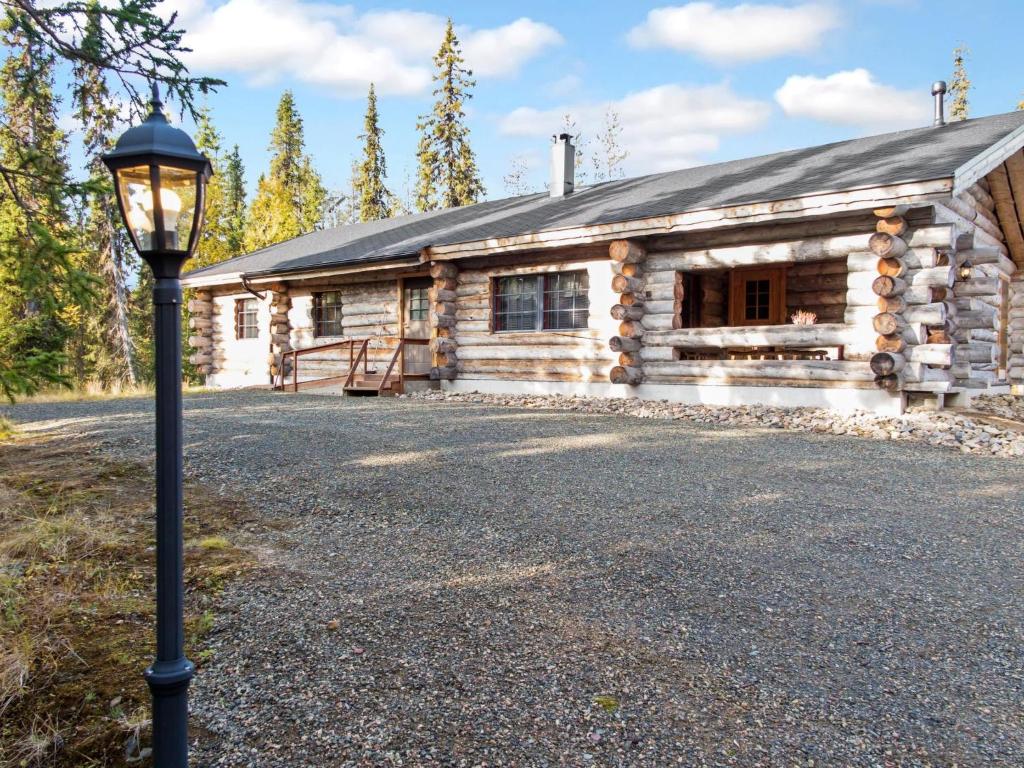 a log cabin with a street light in front of it at Holiday Home Äkäsranta by Interhome in Äkäsjoensuu