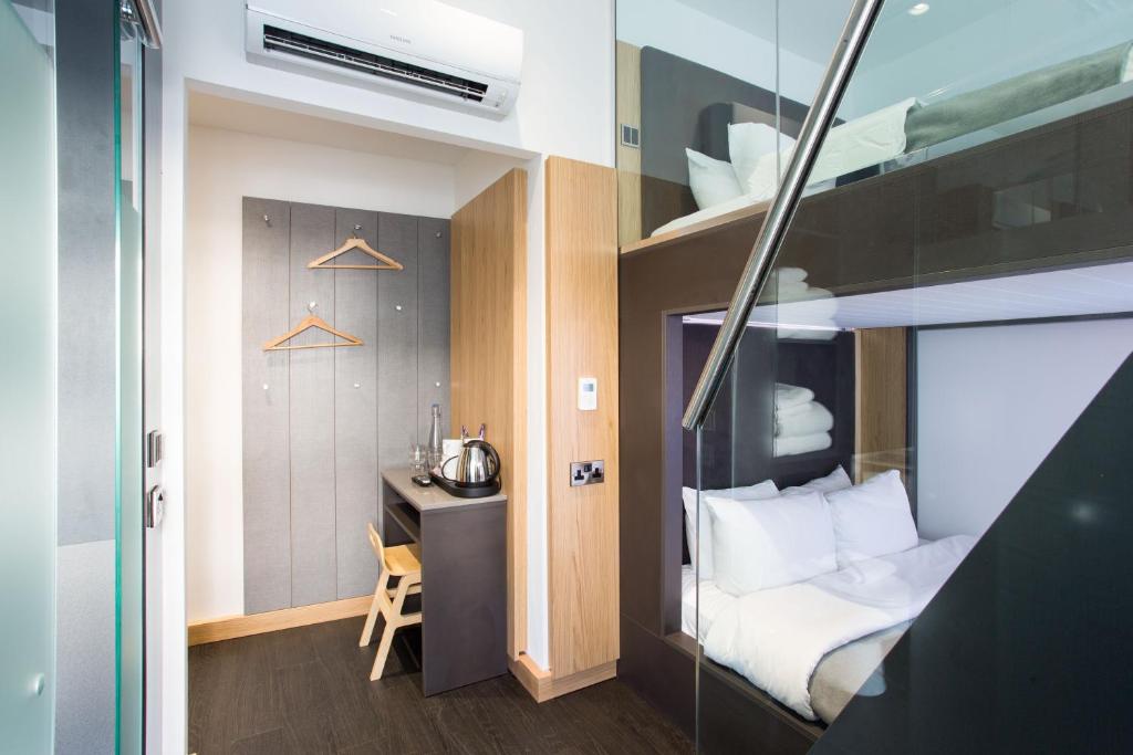 Un dormitorio con una cama y un escritorio en una habitación. en The Z Hotel City, en Londres