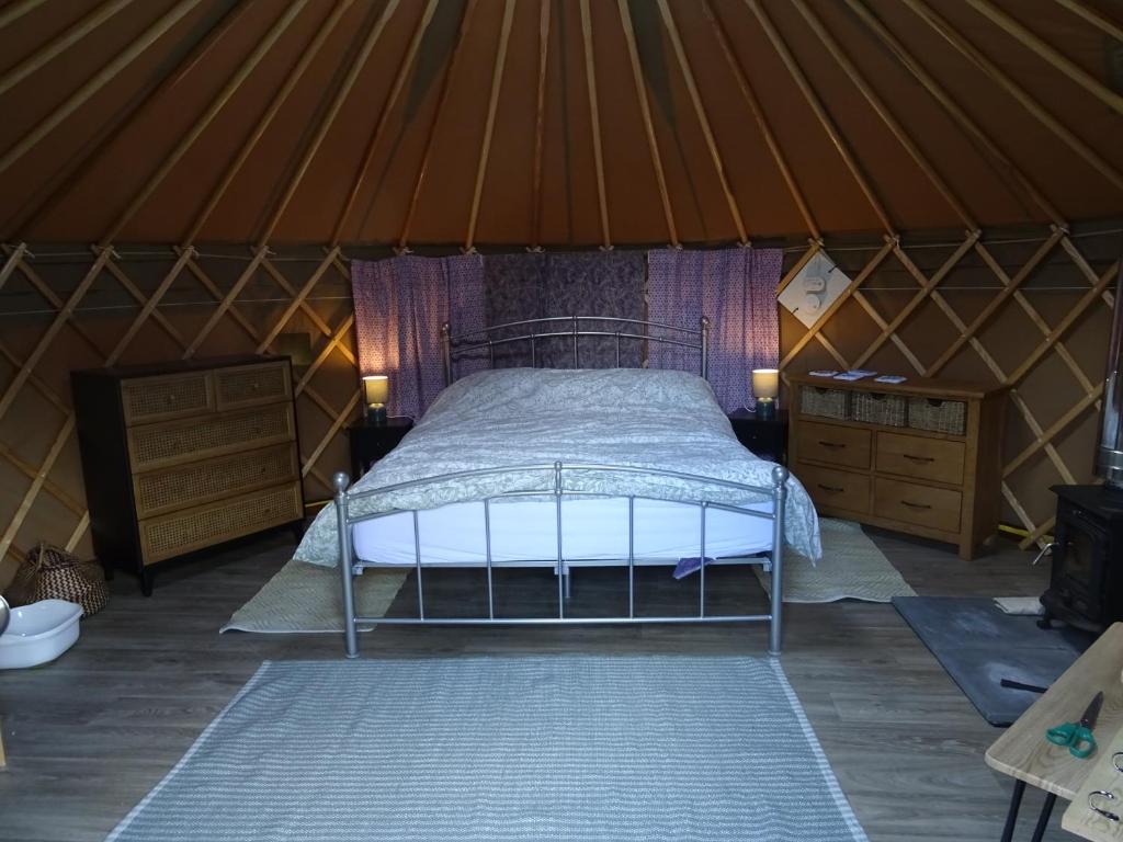 a bedroom with a bed in a yurt at Willey Lane Farm in Lingen