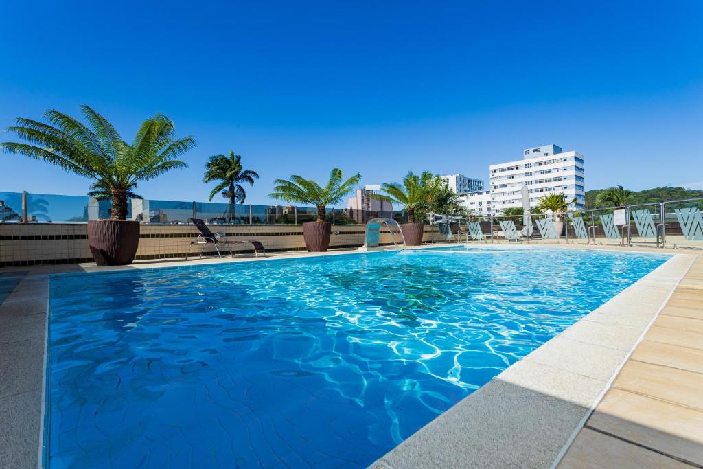 a swimming pool on the roof of a building at Alven Hotel by Slaviero Hotéis in Joinville