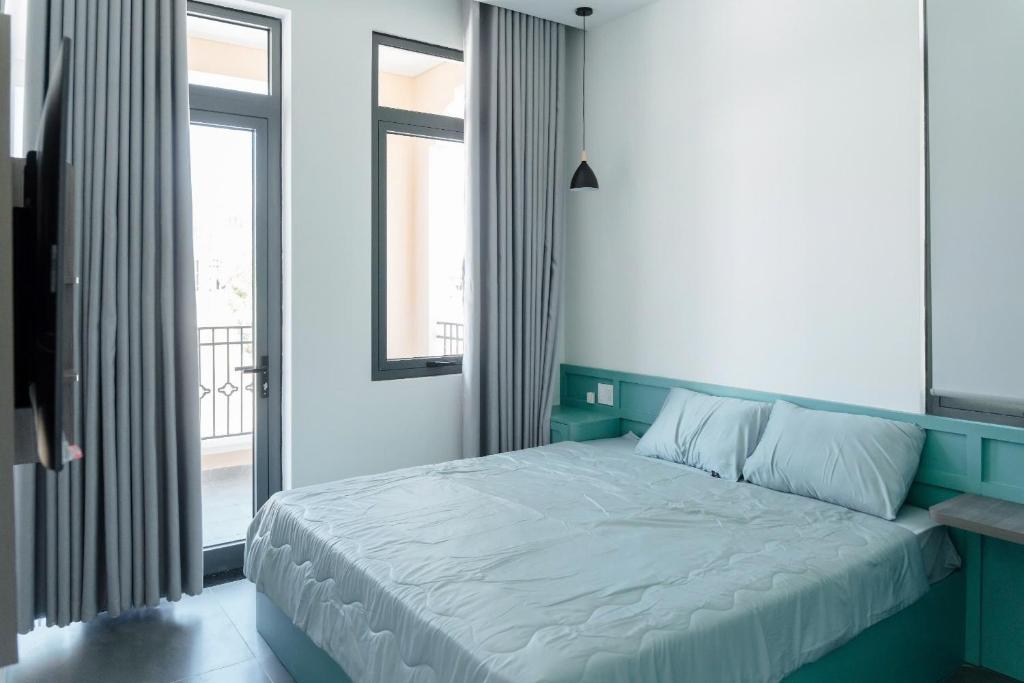 a bedroom with a large bed with a window at Biệt thự Hồ Tràm 3224 in Xuyên Mộc