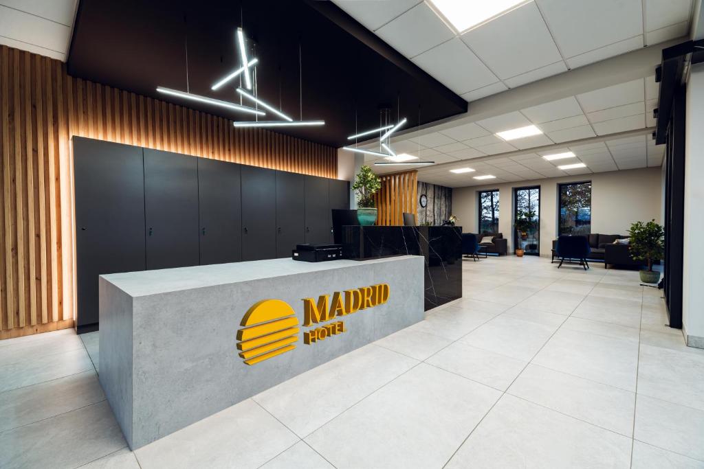 un atrio di un ufficio con un cartello della Nolan Bank su un bancone di Hotel MADRID a Krzemionka