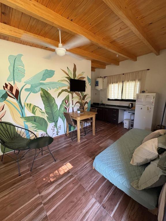 a living room with a bed and a table at Ideal para parejas en Anisacate in Villa Anizacate