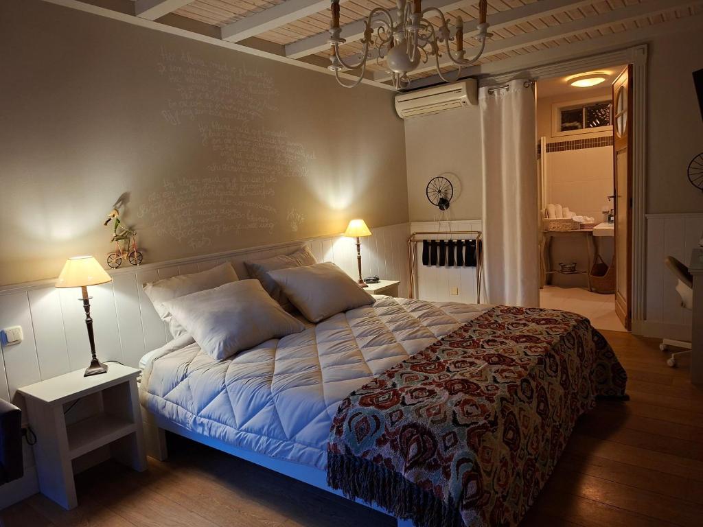 Llit o llits en una habitació de B&B Kerkevelde