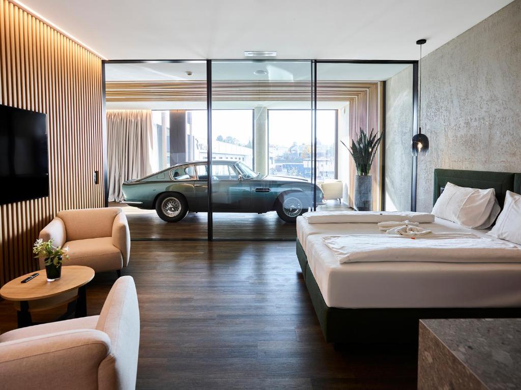 a hotel room with a bed and a car in the window at Hotel von Rotz in Wil