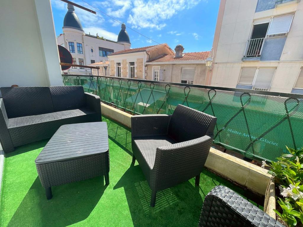 a balcony with two chairs and a table on a balcony at Le vitrail d'Arcachon - Appt Spacieux Terrasse Ménage draps inclus in Arcachon