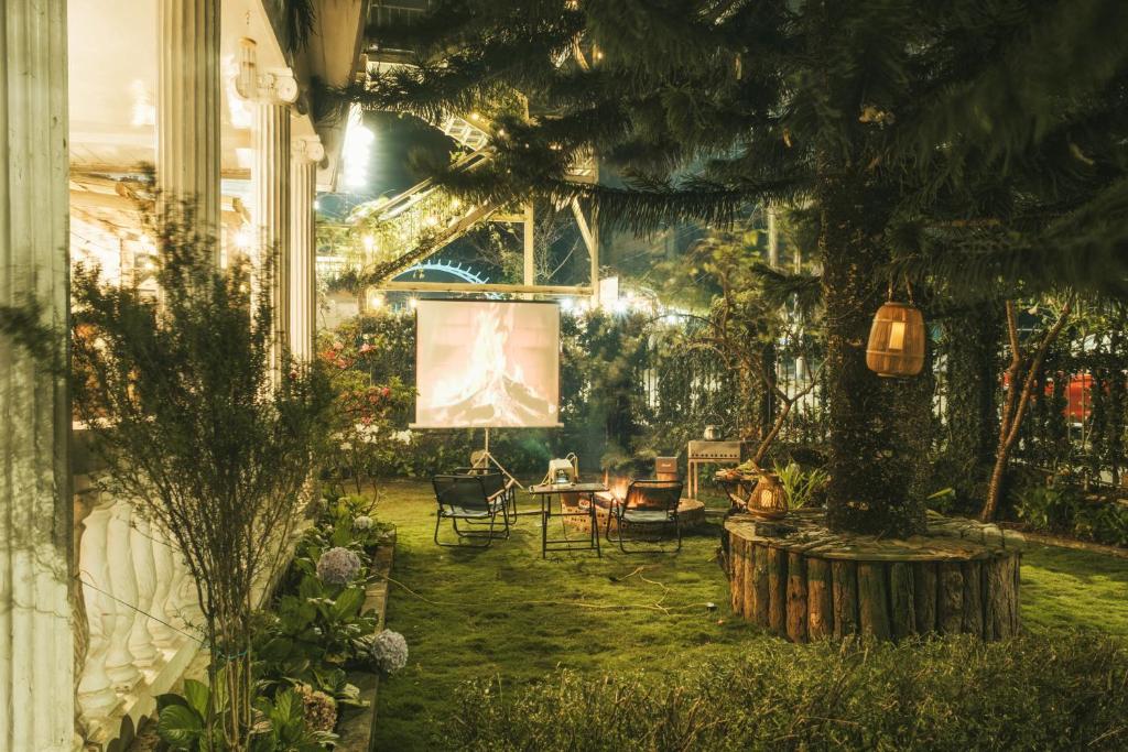 a screen in the yard of a house at Nostalgia Villa Dalat in Ấp Ða Lợi