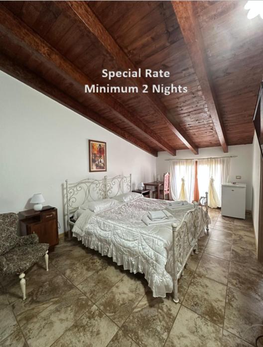 a bedroom with a bed and a wooden ceiling at Bed and Breakfast Bellavista in Olmedo