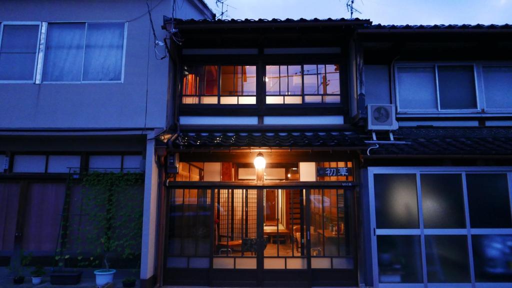 金沢市にある町家salon&stay初華ui-caの中央にろうそくが灯る建物