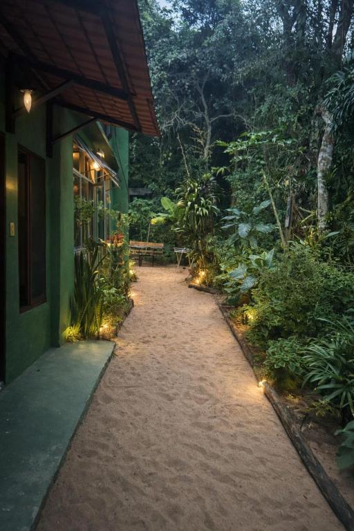 a path outside of a house with lights on it at Recanto Mozão in Angra dos Reis