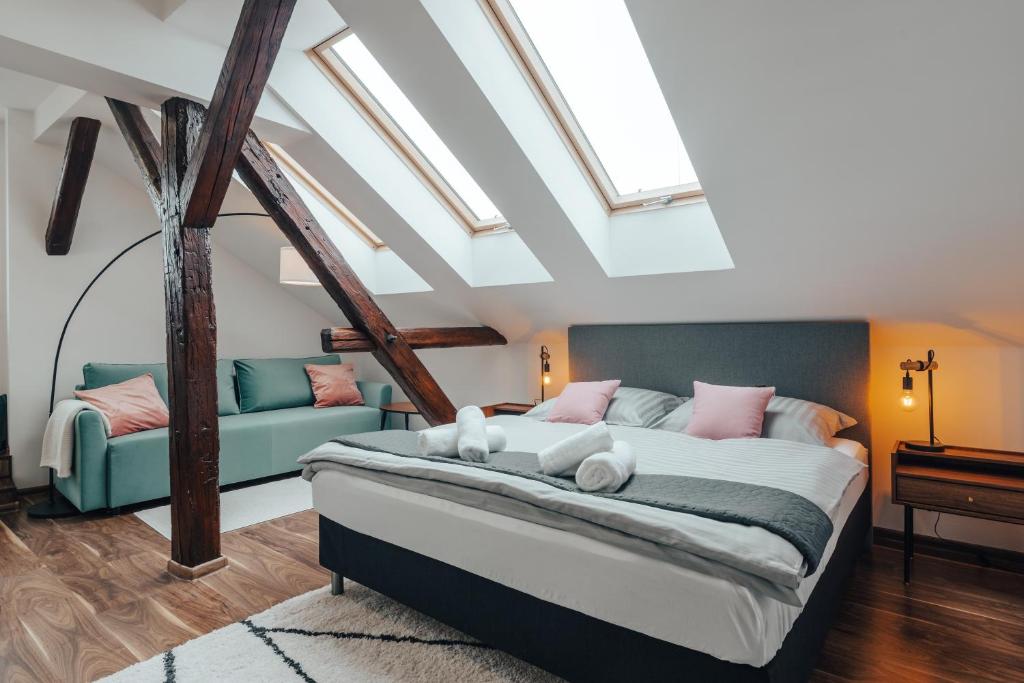 a bedroom with a bed and a couch at Apartmá Oberleithnerův palac in Šumperk