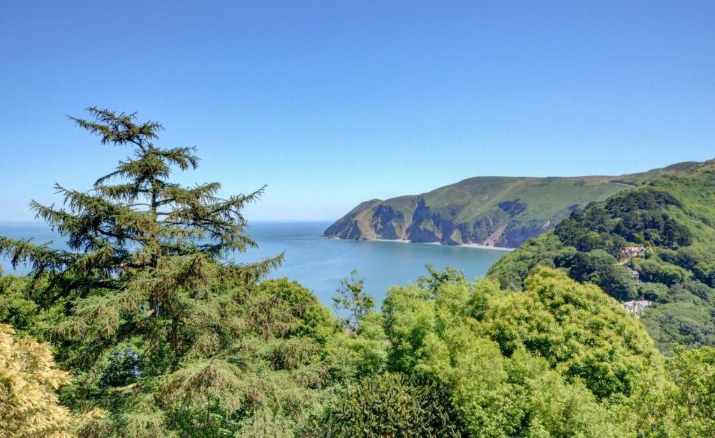 a view of a lake surrounded by trees at 2 Bed in Lynton oc-lyncha in Lynmouth