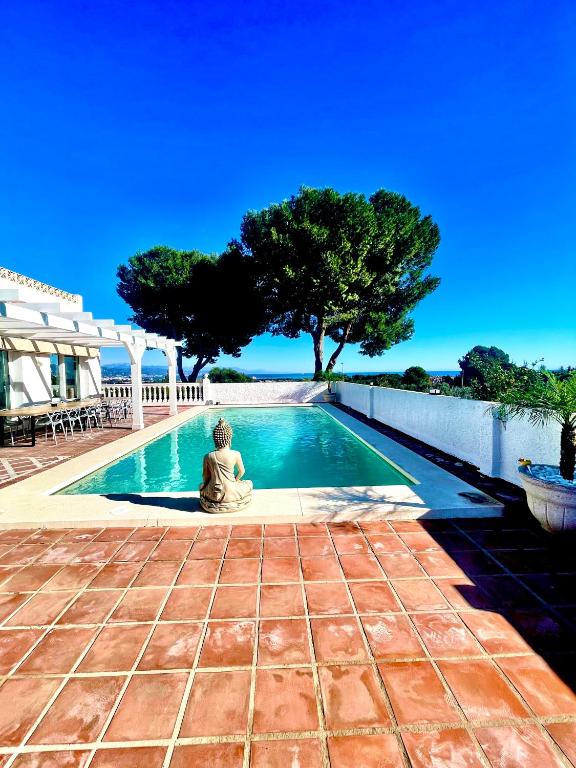 GRAND VILLA Costa del Sol, 10 bedrooms, sleeps up to 30, sea view