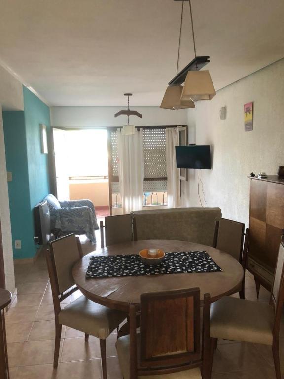 Amplio Dpto para 5 personas, SOLO FAMILIAS, cerca del Puerto y centro de Alem