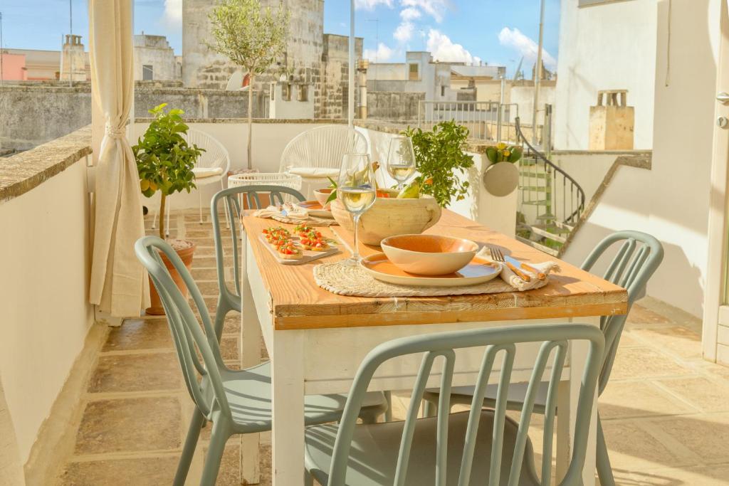 a wooden table and chairs on a balcony at CAMASUD 3 L'ATTICO Nardò in Nardò