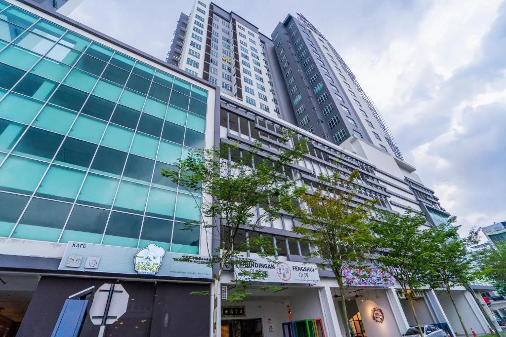 a tall building with a tree in front of it at Austin Manhattan by RR JBcity in Gua Sai