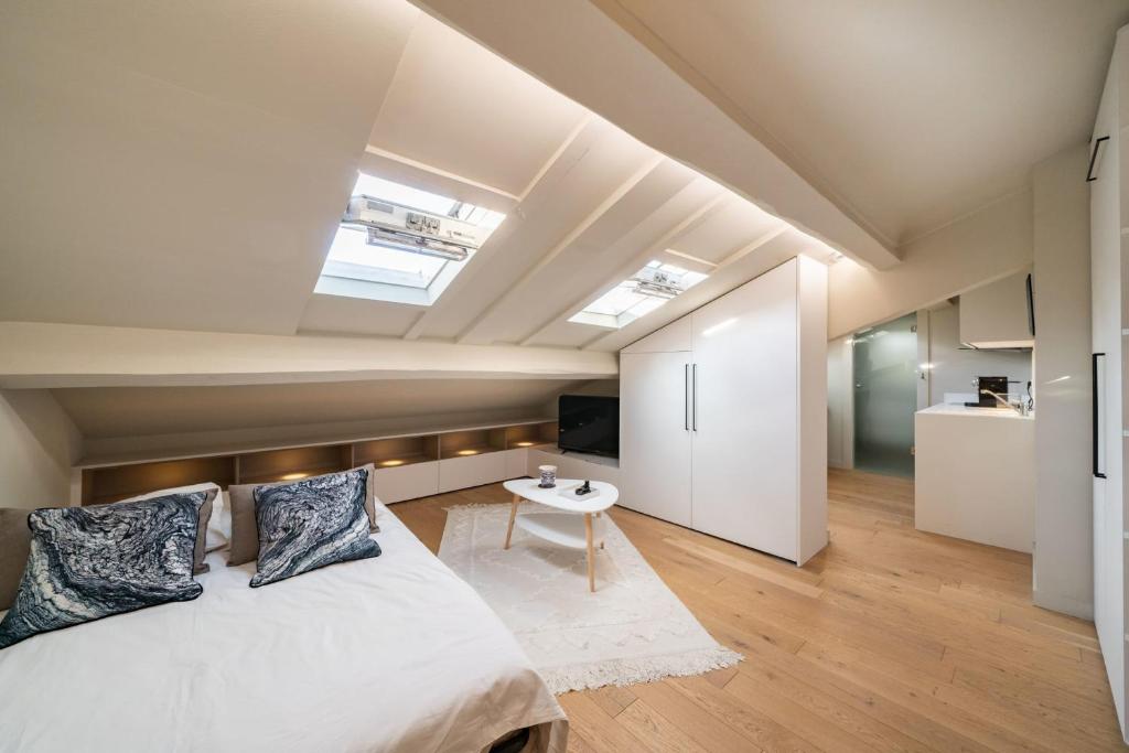 Elegant renovated studio on the top floor Cannes city center