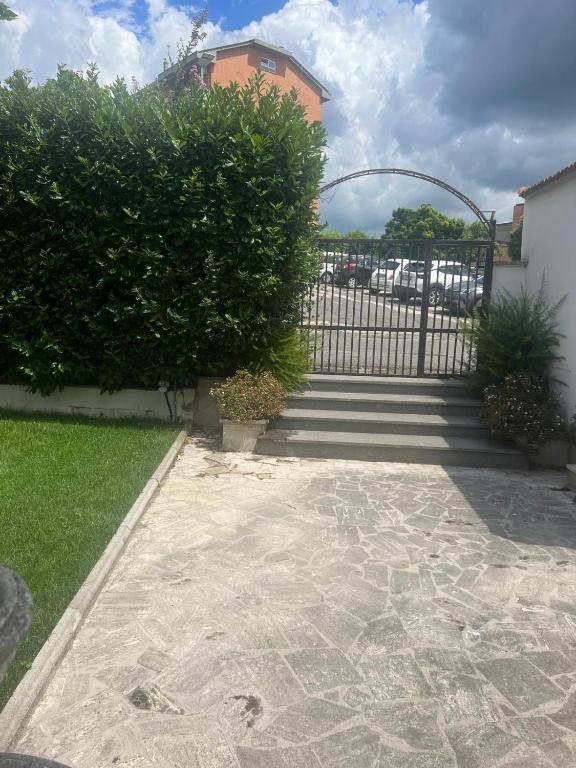 a gate to a driveway with a grass yard at A casa di Lena in Genzano di Roma