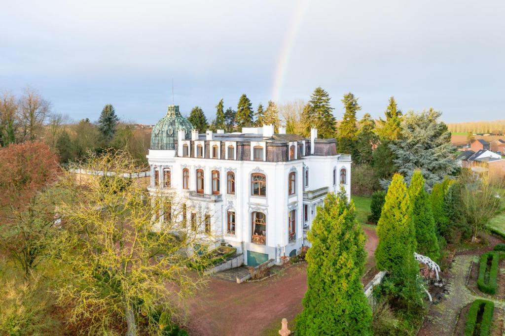 an aerial view of a large white house at Kasteel Rosmeulen in Mall
