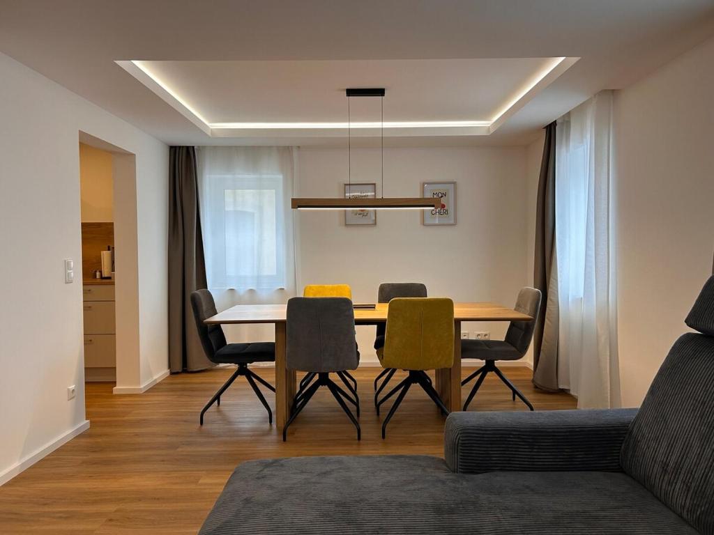 a living room with a dining room table and chairs at Groß Höpper in Albertshofen