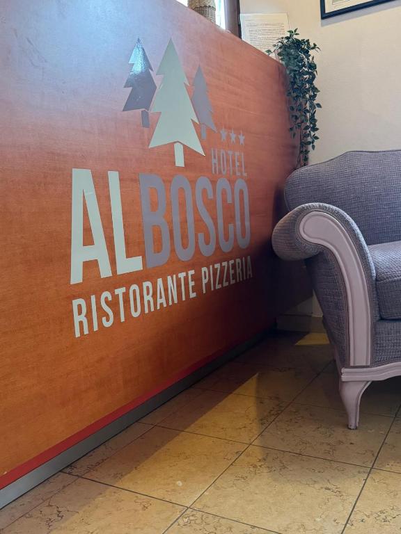 a sign for a hotel al bosco reference pizza at Hotel Al Bosco in Sona