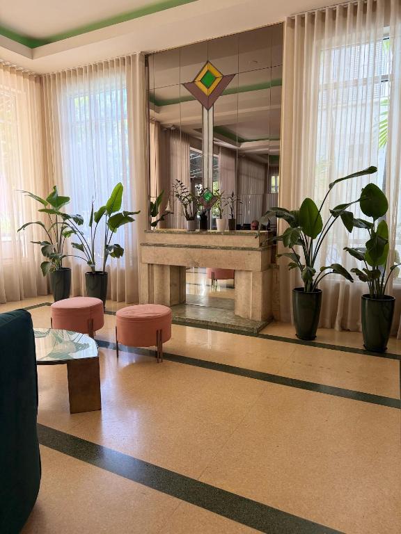 Crest Hotel Suites photo