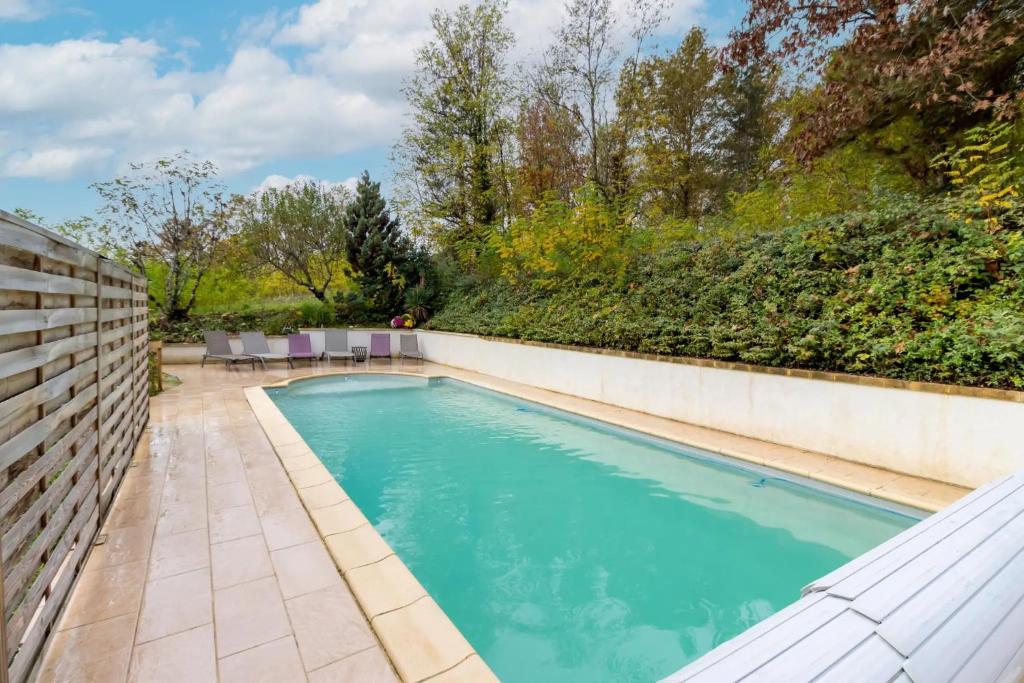 uma piscina no quintal de uma casa em La Gardère em Sarlat-la-Canéda