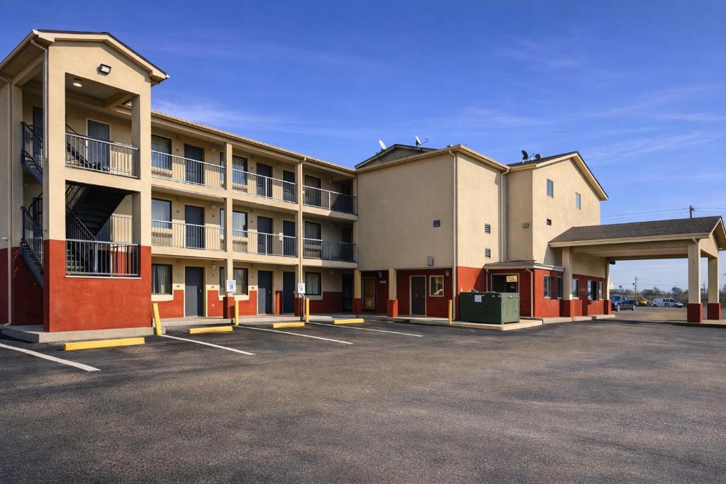 a hotel parking lot in front of a building at Spring Place Inn & Suites in Millington