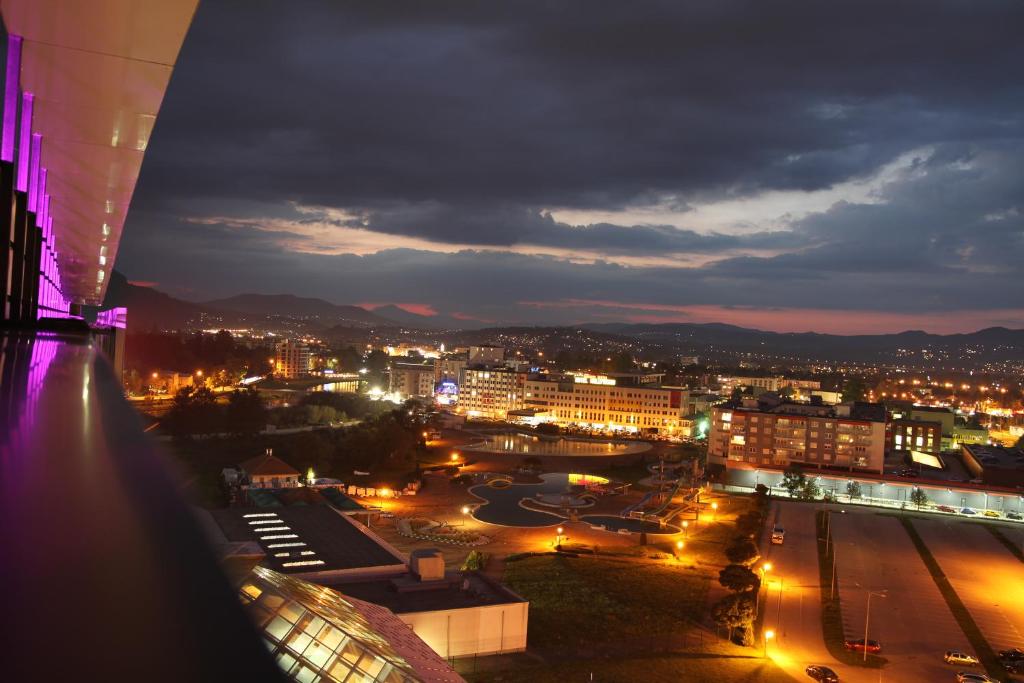 Nespecifikovaný výhled na hory nebo výhled na hory při pohledu z hotelu