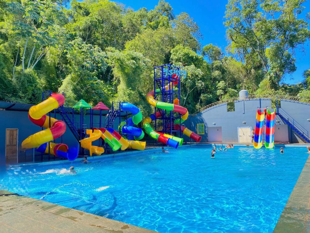 ein Schwimmbad mit Wasserpark und Wasserrutsche in der Unterkunft Hotel Cabañas Complejo Ysyry Misiones in Eldorado