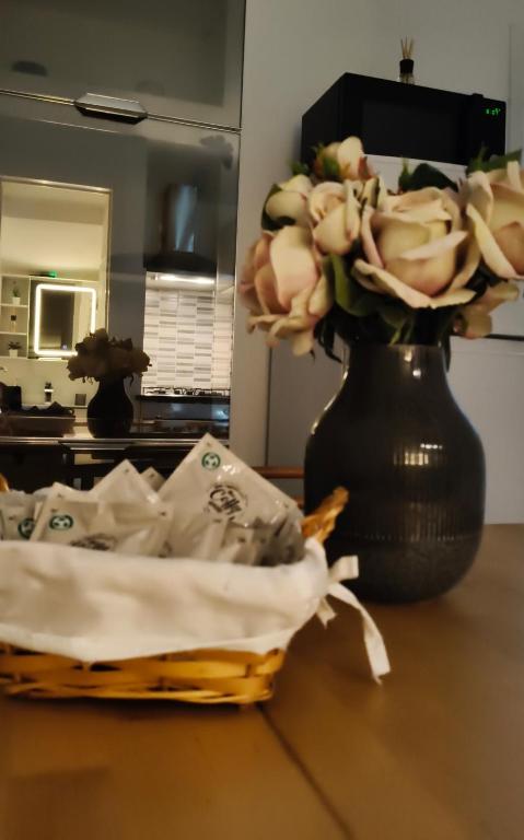a vase with a bouquet of flowers on a table at Ro'& Ro' in Montemarciano