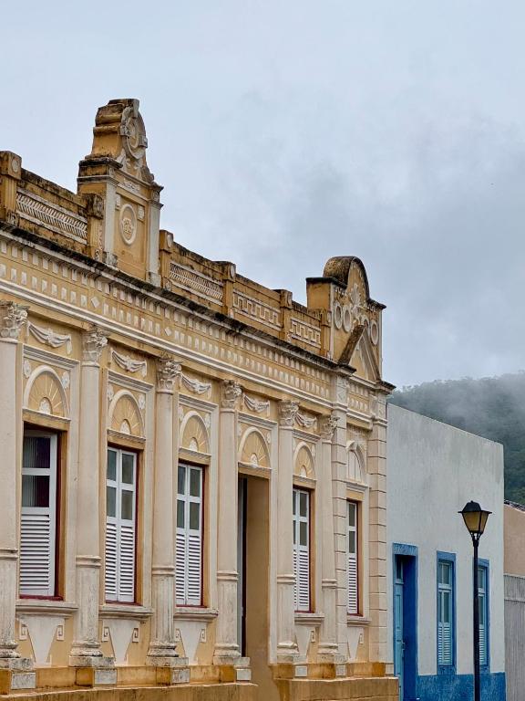 ein altes Gebäude mit einer Straßenlaterne davor in der Unterkunft Antolina Hotel in Goiás