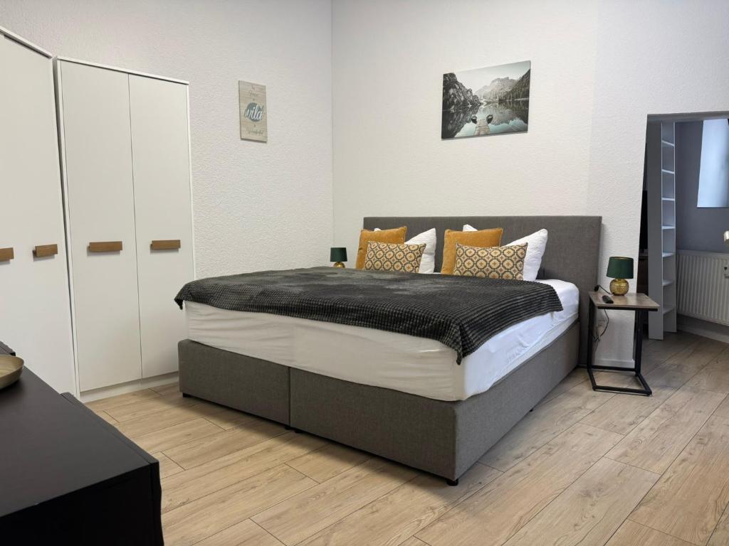 a bedroom with a large bed in a room at Tiny Ferienhaus Rathenaustrasse in Reichenbach im Vogtland