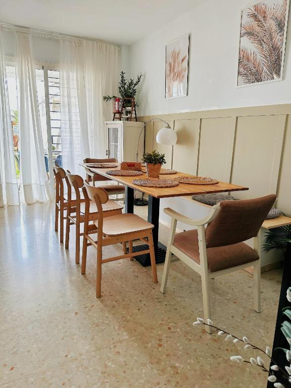 a dining room with a table and chairs at Limon Home in Benacazón