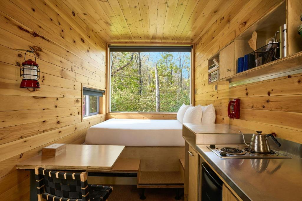 Postcard Cabins Shenandoah North, Outdoor Collection by Marriott Bonvoy - Standard Cabin With Queen Bed