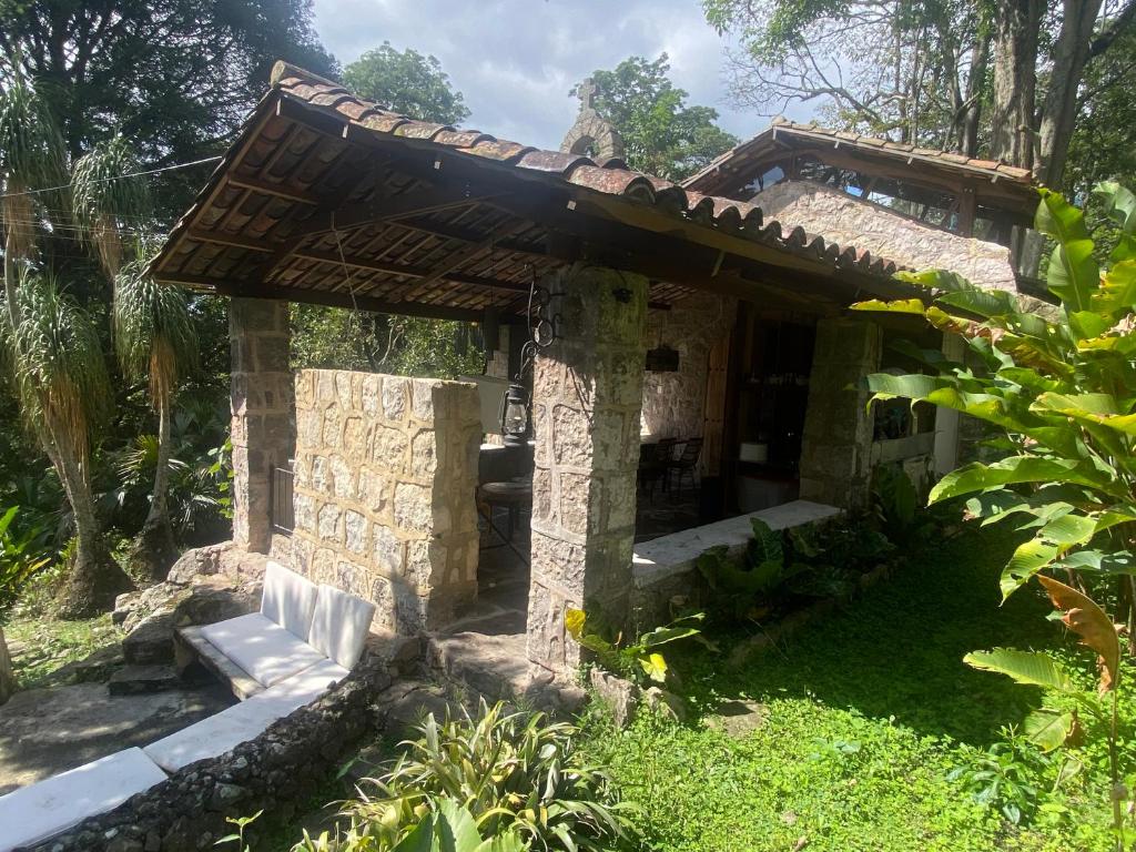 a house in the middle of a garden at El Refugio de los Ángeles in San Antonio del Tequendama