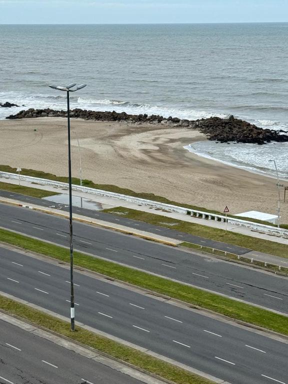 a road with a street light next to a beach at Edificio lillion 2 in Mar del Plata