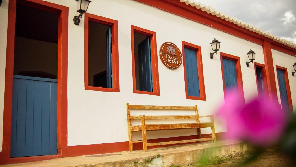 a bench sitting on the side of a building at Casarão Duque do Mel in João Pessoa